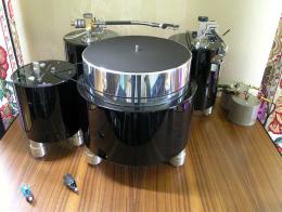 His Majesty The Turntable, the Gabriel, DaVinciAudio Reference Turntable MKII, approximately 100 kg with one tone arm base, some tens more in the configuration with two arms.