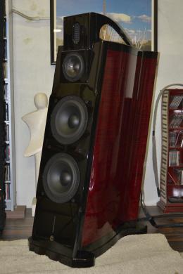 Il cabinet della Orchestra 2.5 è in legno naturale rifinito con lacca lucida. 